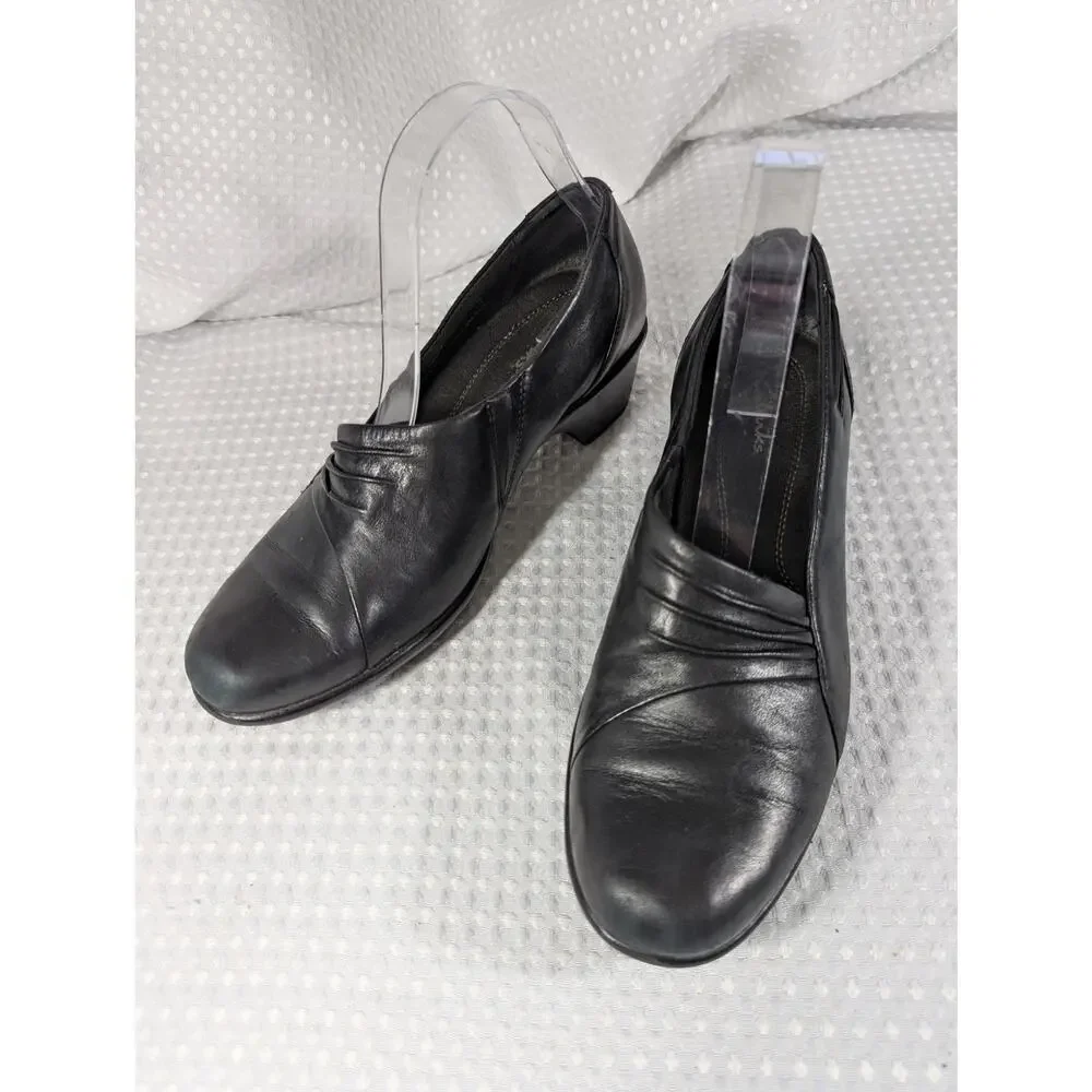 NWOT! CLARKS! BLACK GENUINE LEATHER MEGA PADDED COMFY RUBBER SOLE LOAFERS! SZ 8M